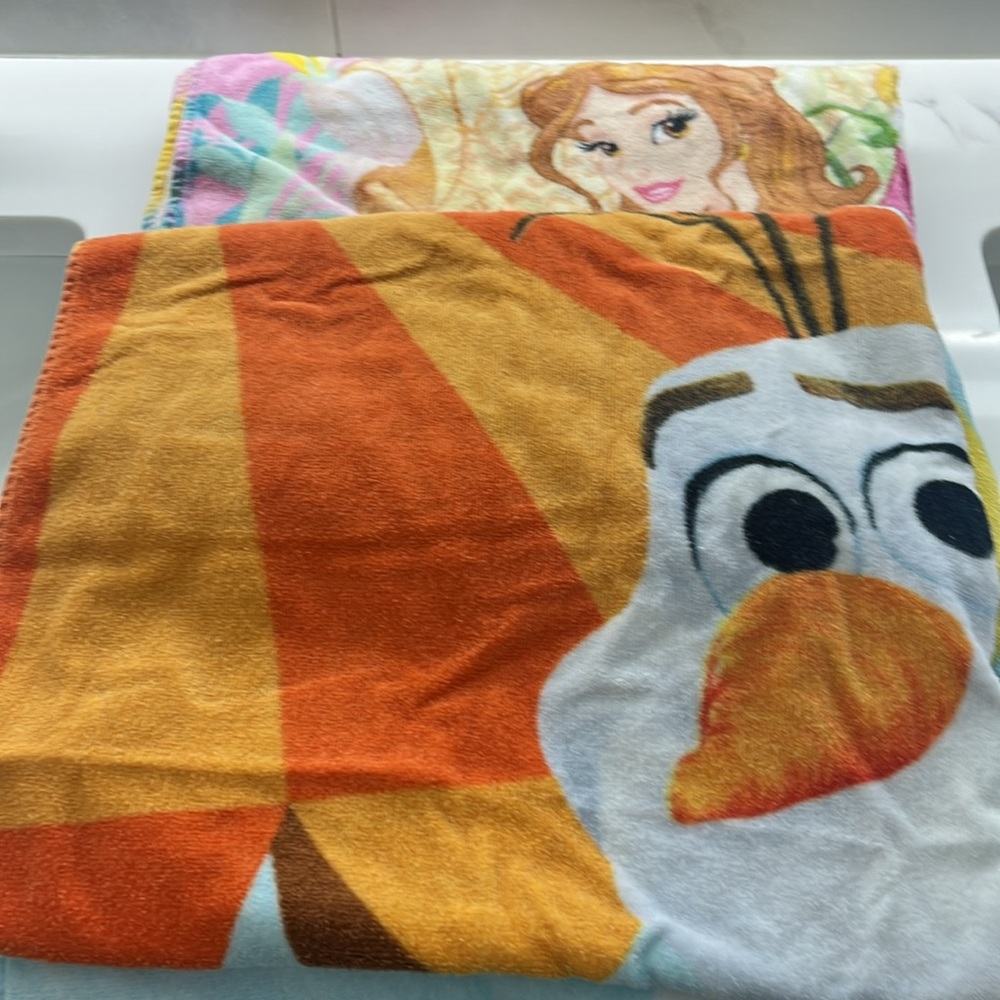 DISNEY STORE Beach Towels - set of 2, OLAF & Disney Princess EUC